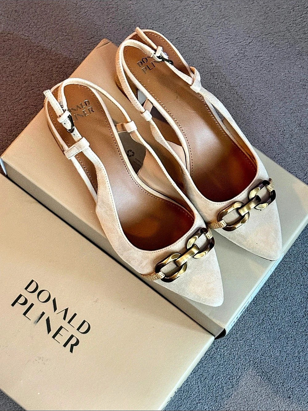 Donald Pliner VARYA02 Suede Chain Heels in Cream US 9 Like New